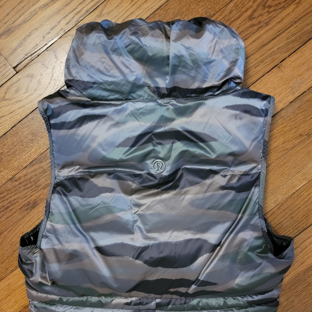 Lululemon‎ Women's Size 6 Fluffin Awesome Full Zip Puffer Goose Down Vest Camo - Picture 5 of 6